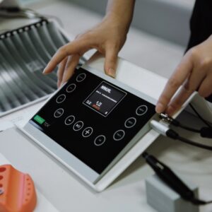 base inclinata rigida bianca appoggia machinario Dermatek